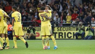 Neymar celebra su gol con Dani Alves