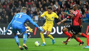 Neymar disputa un balón en el juego Guingamp vs PSG 