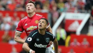 Jones marca a Chicharito en el juego Man Utd vs West Ham