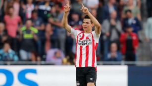 Lozano festeja su primer gol con el PSV