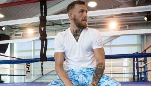 McGregor posa en una foto sobre el cuadrilátero