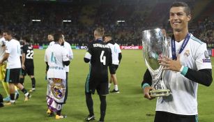 Cristiano Ronaldo posa con el trofeo de la Supercopa de Europa