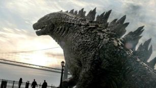 Godzilla, el famoso monstruo japonés, acechando una ciudad 