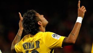 Neymar celebra gol en su debut con el PSG