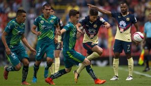 Jugadores de Potros y América pelean por hacerse del balón