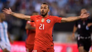 Díaz reclama una jugada en un partido de Chile