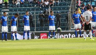 Momento en que jugadores de Cruz Azul guardan el minuto de silencio