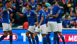 Jugadores de Cruz Azul celebran uno de los goles del partido