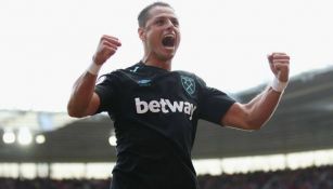 Javier Hernández festeja su gol con el West Ham