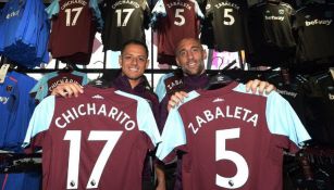 Chicharito y Zabaleta, durante una firma de autógrafos 