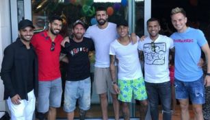 Neymar posa con algunos de sus excompañeros del Barça