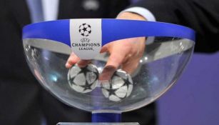 Esferas en un bombo, durante un sorteo de la UEFA Champions League