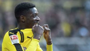 Dembélé sostiene la playera del Dortmund en un partido