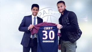 Nasser Al-Khelaïfi le obsequia a Curry la playera del PSG