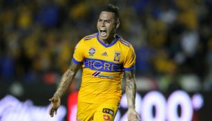 Eduardo Vargas celebra su tanto frente a Lobos BUAP