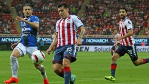 Michael Pérez y Javier Güemez disputan un balón en el Estadio Chivas