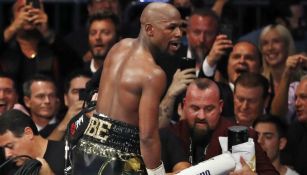 Mayweather celebra su victoria sobre McGregor