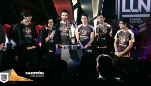 Los integrantes de Lyon Gaming, junto al trofeo de la LLN