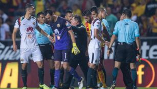 Miguel Herrera trata de calmar a sus jugadores tras salir derrotados de Morelia