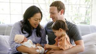 Mark Zuckerberg y Priscilla Chan junto a sus dos pequeñas hijas