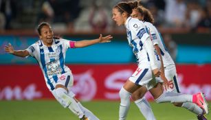 Jugadoras de Pachuca celebran el gol del empate