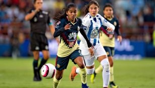 Diana Fierro pelea un balón en el juego vs Pachuca