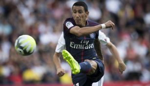 Di María disputa un duelo con el PSG