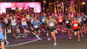 Los corredores saliendo de la meta en el Zócalo Capitalino