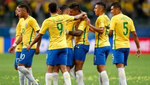 Jugadores de Brasil celebran el gol de Paulinho contra Ecuador
