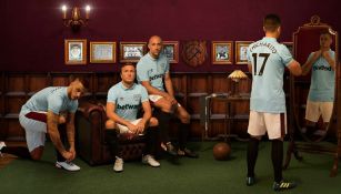 Jugadores del West Ham posan con el tercer uniforme