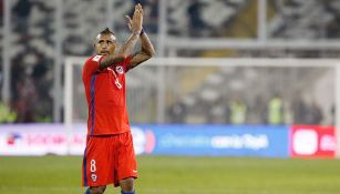 Arturo Vidal saluda a la tribuna en juego contra Paraguay