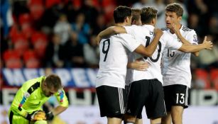 Jugadores de Alemania festejan un gol contra República Checa