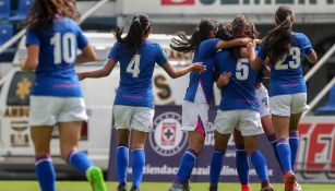 Las jugadoras del Cruz Azul festejan un gol contra el Tibu