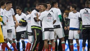 Los jugadores del Tri se felicitan al final del partido 