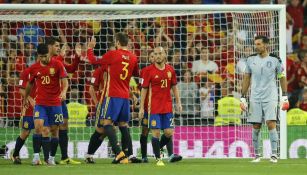 Jugadores de España celebran ante la mirada de Buffon