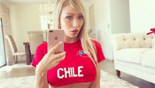 La sexy chilena posa con su camiseta de La Roja