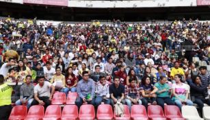 La afición en el graderío del Azteca para el partido femenil entre América y Pumas