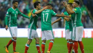 Jugadores de México festejan el pase al Mundial de Rusia 2018