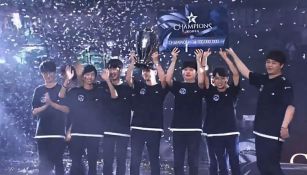 Los jugadores de Longzhu Gaming reciben su trofeo y cheque de campeón