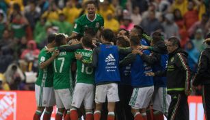 Los jugadores de México festejan tras el gol de Lozano contra Panamá
