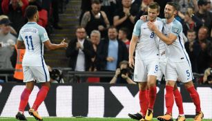 Eric Dier celebra su anotación con sus compañeros