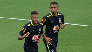 Neymar y Gabriel Jesus, en una práctica con la selección de Brasil