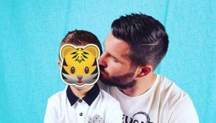 André Pierre Gignac le da un beso a su hijo posando para la foto