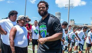 Michael Bennett entrena a jóvenes en el campo