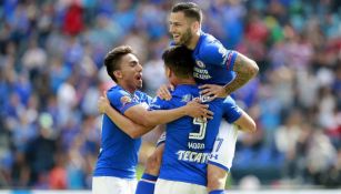 Felipe Mora festeja un gol con sus compañeros 