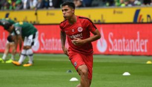 Salcedo calienta previo al juego con el Eintracht 