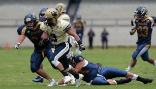 Momento de un acarreo por parte de un jugadore de Pumas CU