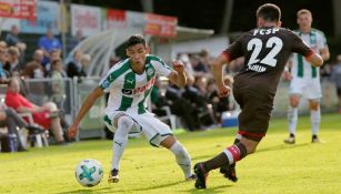 Uriel Antuna disputa un balón en el juego contra el VVV Venlo