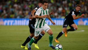 Guardado disputa un partido con el Betis en España