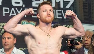 Canelo Álvarez muestra sus músculos durante pesaje